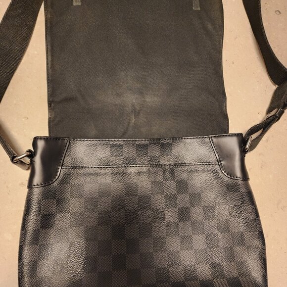 Louis Vuitton Crossbody District PM Graphite Color - Picture 2 of 3
